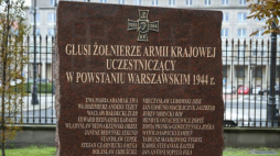 Pomnik poświęcony pamięci głuchych żołnierzy Armii Krajowej na dziedzińcu Instytutu Głuchoniemych przy pl. Trzech Krzyży w Warszawie. Fot. PAP/R. Guz