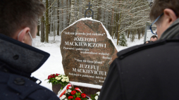 Polska delegacja składa kwiaty pod głazem upamiętniającym Józefa Mackiewicza, podczas wizyty w domu pisarza – „Mackiewiczówce” we wsi Czarny Bór pod Wilnem. Fot. PAP/V. Doveiko