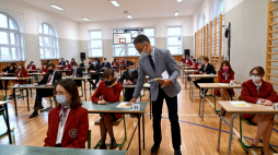 Szczecin, 04.05.2021. Uczniowie podczas egzaminu maturalnego z języka polskiego w XIII Liceum Ogólnokształcącym w Szczecinie. Fot. PAP/M. Bielecki