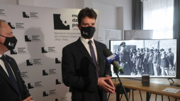 P.o. dyrektor Muzeum Dzieci Polskich – Ofiar Totalitaryzmu dr Ireneusz Maj (L) oraz kierownik Zespołu ds. Edukacyjnych muzeum Michał Hankiewicz (P) podczas konferencji prasowej. Łódź, 21.01.2022. Fot. PAP/R. Zawistowski
