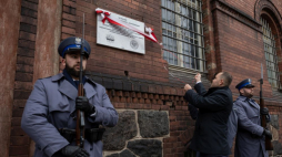 Odsłonięcie tablicy upamiętniającej ppłk. Jana Niemierskiego w Olsztynie. Fot. Mikołaj Bujak (IPN)