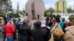Obchody 77. rocznicy likwidacji niemieckiego nazistowskiego obozu dla polskich dzieci w Łodzi, odbywających się przy Pomniku Martyrologii Dzieci „Pęknięte Serce" w parku im. Szarych Szeregów w Łodzi. Fot. PAP/G. Michałowski