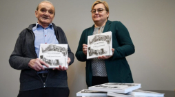 Tadeusz Firczyk i dyrektor muzeum Dorota Mleczko. Fot. Muzeum Pamięci Mieszkańców Ziemi Oświęcimskiej