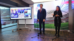 Prezes zarządu operatora PGE Narodowego Włodzimierz Dola (L) i członkini zarządu Monika Borzdyńska (P) podczas konferencji prasowej z okazji 10-lecia PGE Narodowego im. Kazimierza Górskiego w Warszawie. Fot. PAP/P. Nowak