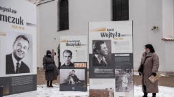 Lublin, 25.01.2022. Otwarcie wystawy plenerowej „Pokolenie Baczyńskiego” na Placu Jana Kochanowskiego. Ekspozycja prezentuje m.in. kilkadziesiąt wybitnych postaci, które urodziły się na początku dwudziestolecia międzywojennego. Fot. PAP/W. Jargiło