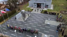 Uroczystości na placu przed pomnikiem ofiar II wojny światowej przy Muzeum Martyrologii w Słońsku w ramach obchodów 77. rocznicy zagłady więźniów niemieckiego obozu Sonnenburg. Fot. PAP/L. Muszyński