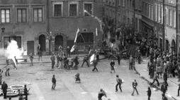 Pacyfikacja niezależnej manifestacji solidarnościowej na Rynku Starego Miasta. Warszawa, 03.05.1982. Fot. PAP/T. Walczak