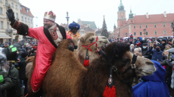 Warszawa, 06.01.2022. W roli króla Afryki Baltazara XIV pochodzący z Togo misjonarz ojciec Benoit Azameti (2L) oraz w roli króla europejskiego Kacpra XIV informatyk Krzysztof Bączkiewicz (L) podczas Orszaku Trzech Króli w Warszawie, 6 bm. Kościół katolicki obchodzi 6 stycznia uroczystość Objawienia Pańskiego, czyli święto Trzech Króli. Fot. PAP/T. Gzell