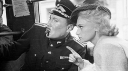 Warszawa, 1946-09-14. Zdjęcie z planu filmu „Zakazane Piosenki” w reżyserii Leonarda Buczkowskiego. Nz. scena w tramwaju. Z prawej aktorka Zofia Jamry. Fot. PAP/S. Dąbrowiecki