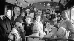 Zdjęcie z planu filmu „Zakazane piosenki” w reżyserii Leonarda Buczkowskiego: scena w tramwaju. Fot. PAP/CAF/S. Dąbrowiecki