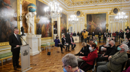 Dyrektor Zamku Królewskiego w Warszawie prof. Wojciech Fałkowski (L) podczas konferencji prasowej nt. m.in. jubileuszu 50-lecia odbudowy Zamku Królewskiego oraz planów na 2022. Fot. PAP/R. Pietruszka