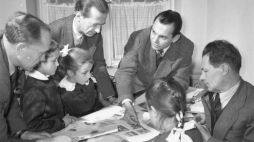 Kolegium redakcyjne opracowujące czasopismo Miś, dwutygodnik dla dzieci w wieku przedszkolnym. Na zdjęciu, m.in. pisarz Czesław Janczarski (2L) i ilustrator Zbigniew Rychlicki (2P), którzy stworzyli postać Misia Uszatka. Warszawa, 1957. Fot. PAP/CAF/A. Mottl