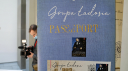 Prezentacja znaczka i folderu Poczty Polskiej "Grupa Ładosia". Fot. PAP/A. Zawada