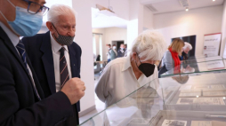 Warszawa, 14.02.2022. Dyrektor Archiwum Akt Nowych Mariusz Olczak (L), prezes zarządu głównego Światowego Związku Żołnierzy AK Teresa Stanek (P) oraz prezes Zarządu Głównego Światowego Związku Żołnierzy Armii Krajowej Leszek Żukowski (C) na spotkaniu w siedzibie AAN w Warszawie. Fot. L. Szymański