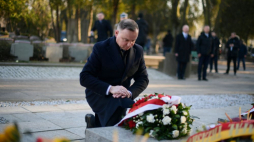 Warszawa, 14.02.2022. Prezydent RP Andrzej Duda składa kwiaty na grobach dowódców Związku Walki Zbrojnej i Armii Krajowej na Cmentarzu Wojskowym na warszawskich Powązkach. Trwają obchody 80. rocznicy przekształcenia Związku Walki Zbrojnej w Armię Krajową. Fot. PAP/M. Obara