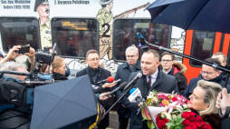 Włocławek, 17.02.2022. Prezes Łódzkiej Kolei Aglomeracyjnej Janusz Malinowski (2L), ambasador RP we Włoszech z akredytacją w San Marino Anna Maria Anders (P) i prezes IPN Karol Nawrocki (3L) podczas uroczystego wjazdu pociągu Łódzkiej Kolei Aglomeracyjnej "Andres" na dworzec PKP we Włocławku, 17 bm. Wydarzenie odbyło się w związku z nadchodzącą 80. rocznicą rozpoczęcia wymarszu armii gen. Andersa ewakuowanej z ZSRS. Fot. PAP/T. Żmijewski