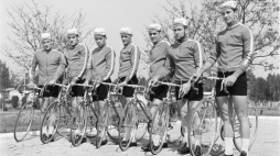 Warszawa, 1969-05-13. Trasa Wyścigu Pokoju przebiega przez przez Polskę i NRD. Od lewej: Jan Magiera, Krzysztof Stec, Zenon Czechowski, Andrzej Bławdzin, Ryszard Szurkowski, Zygmunt Hanusik, Marian Forma. Fot. PAP/CAF/S. Dąbrowiecki