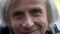 Jan Krzysztof Kelus , socjolog, działacz opozycji w czasach PRL, autor i wykonawca piosenek wydawanych poza rządowym monopolem wydawniczym. Fot. PAP/A. Rybczyński