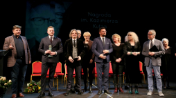  Katowice, 16.02.2022. Laureat nagrody, Sz. Twardoch (2L) oraz członkowie Kapituły Nagrody: dyrektor Teatru Śląskiego R. Talarczyk (L), rektor UŚ prof. R. Koziołek (3L), Aktor O. Łukaszewicz (4L), dziennikarka A. Klich (5L), prezydent Katowic M. Krupa (5P), naczelnik Wydziału Kultury Katowic E. Sytniewska (4P), specjalistka zarządzania mediami K. Doktorowicz (3P), filmoznawca i medioznawca z UŚ prof. A. Gwóźdź (2P) i wdowa po K. Kutzu I. Świętochowska - podczas gali Nagrody im. Kutza. Fot. PAP/Z. Meissner 