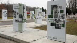 Warszawa, 01.03.2021. Obchody Narodowego Dnia Pamięci Żołnierzy Wyklętych. Nowo otwarte wystawy plenerowe o rtm. Witoldzie Pileckim oraz o ppłk. Łukaszu Cieplińskim w kwaterze "Ł" Cmentarza Wojskowego na warszawskich Powązkach. Fot. PAP/P. Supernak