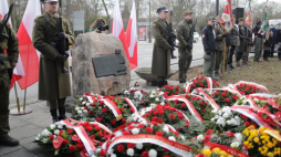 Warszawa, 01.02.2022. Uroczystość pod kamieniem pamiątkowym, poświęconym uczestnikom akcji bojowej „Kutschera” przy Al. Ujazdowskich w Warszawie. Fot. PAP/A. Zawada