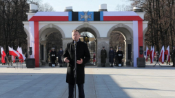 Minister obrony narodowej Mariusz Błaszczak podczas uroczystości przed Grobem Nieznanego Żołnierza z okazji 80. rocznicy przemianowania Związku Walki Zbrojnej w Armię Krajową. Fot. PAP/P. Supernak