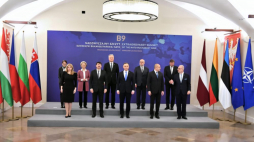 Prezydenci: Rzeczypospolitej Polskiej Andrzej Duda (C), Bułgarii Rumen Radev (3P), Estonii Alar Karis (4P), Łotwy Egils Levits (P), Litwy Gitanas Nauseda (5L), Słowacji Zuzana Caputova (2L) oraz Węgier Janos Ader (4L), ambasador Czech w Polsce Jakub Durr (2P), przewodnicząca Komisji Europejskiej Ursula von der Leyen (3L) podczas wspólnego zdjęcia przed rozpoczęciem Nadzwyczajnego Szczytu Dziewiątki Bukaresztańskiej NATO w Warszawie. Fot. PAP/A. Lange