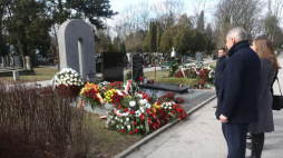 Poseł PSL Władysław Teofil Bartoszewski (2P), syn Władysława Bartoszewskiego, złożył kwiaty na grobie ojca na Powązkach Wojskowych w Warszawie. 19.02.2022. Fot. PAP/T. Gzell