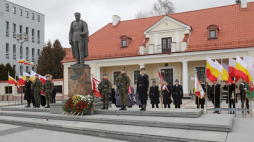 Uroczyste obchody przed pomnikiem Józefa Piłsudskiego na białostockim Rynku Kościuszki w 103. rocznicę wyzwolenia miasta z rąk zaborców. Fot. PAP/A Reszko