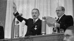 Bolesław Bierut składa przysięgę na ręce marszałka Sejmu Władysława Kowalskiego. Warszawa, 05.02.1947. Fot. PAP/CAF/J. Baranowski