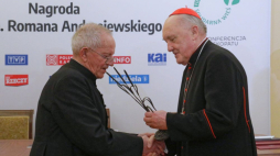 Metropolita warszawski kard. Kazimierz Nycz (P) podczas gali wręczenia ks. prał. Czesławowi Sadłowskiemu (L) nagrody im. bp. Romana Andrzejewskiego za rok 2021. Fot. PAP/P. Supernak