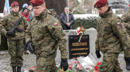 Uroczystości przy głazie pamiątkowym upamiętniającym pierwszy zrzut Cichociemnych. Dębowiec, 15.02.2018. Fot. PAP/D. Gajda
