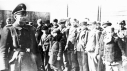 Wizytacja obozu przez szefa niemieckiej policji kryminalnej w Łodzi Karla Ehrlicha – Łódź, listopad 1944 r. Źródło: IPN w Łodzi