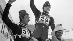 Saporro, Japonia, 1972. Zimowe Igrzyska Olimpijskie. Nz: skoczek narciarski Wojciech Fortuna, na ramionach Waltera Steinera i Rainera Schmidta po zdobyciu złetego medalu olimpijskiego. Fot. PAP/Archiwum. Dokładna data nieznana.