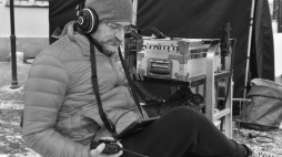 Reżyser Jan Hryniak na planie filmu fabularnego o Tadeuszu Kantorze, „Nigdy tu już nie powrócę”. Fot. PAP/J. Bednarczyk