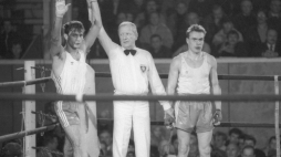 Międzynarodowy Turniej Bokserski im. Feliksa Stamma: walkę wygrał Jan Dydak (L), z prawej Dariusz Wasiak. Warszawa, 1990 r. Fot. PAP/CAF/T. Walczak
