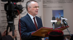 Sekretarz stanu w Ministerstwie Kultury i Dziedzictwa Narodowego, generalny konserwator zabytków Jarosław Sellin podczas konferencji podsumowującej projekt „Wschodniosłowiańskie Dziedzictwo Kulturowe – konserwacja, renowacja i digitalizacja drewnianych cerkwi i ich wyposażenia w Małopolsce, na Podkarpaciu, Lubelszczyźnie i Podlasiu”, 21 bm. w Centrum Diecezjalnym w Lublinie. Fot. PAP/W. Jargiło