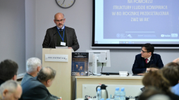 Dyrektor gdańskiego Oddziału Instytutu Pamięci Narodowej dr Paweł Warot (P) oraz p.o. dyrektora Muzeum II Wojny Światowej w Gdańsku prof. Grzegorz Berendt (L) podczas podczas inauguracji ogólnopolskiej konferencji naukowej Oddziałowego Biura Badań Historycznych IPN Gdańsk "Polskie Państwo Podziemne na Pomorzu: struktury i ludzie konspiracji. W 80. rocznicę przekształcenia ZWZ w AK" w Muzeum Stutthof w Sztutowie. Fot. PAP/A. Warżawa