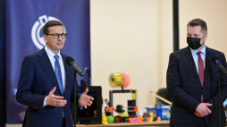 Premier Mateusz Morawiecki (L) oraz minister edukacji i nauki Przemysław Czarnek (P) podczas konferencji prasowej nt. otwarcia Labolatorium Przyszłości w Nowej Sarzynie (pow. leżajski). Fot. PAP/D. Delmanowicz