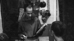 Malarka Ludmiła Murawska i Miron Białoszewski podczas przygotowań do spektaklu autorstwa Białoszewskiego pt. Lepy. Szara msza. Wyprawy krzyżowe. Warszawa, 1959 r. Fot. Muzeum Narodowe w Warszawie/PAP/J. Kosidowski