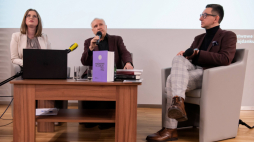 Rzecznik prasowy Państwowego Muzeum na Majdanku Agnieszka Kowalczyk-Nowak (L), dyrektor Muzeum dr Tomasz Kranz (C) oraz pracownik Działu Naukowego Muzeum Jakub Chmielewski (P) podczas konferencji prasowej w siedzibie Muzeum w Lublinie, 23 bm. Spotkanie poświęcone było planom obchodów 80. rocznicy akcji "Reinhardt". Fot. PAP/W. Jargiło