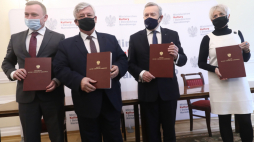 Wicepremier, minister kultury i dziedzictwa narodowego Piotr Gliński (2P), starosta powiatu wyszkowskiego Jerzy Żukowski (2L), członkini rady Fundacji Museion Norwid Justyna Kurek-Matysiak (P) oraz wójt gminy Zabrodzie Krzysztof Jezierski (L) podczas uroczystości podpisania umowy o współprowadzeniu Muzeum Cypriana Norwida w Dębinkach, w siedzibie MKiDN w Warszawie. Fot. PAP/T. Gzell