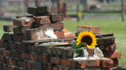 Uroczystości Dnia Pamięci o Zagładzie Romów w obozie cygańskim na terenie b. niemieckiego obozu zagłady w Auschwitz II-Birkenau. 02.08.2005. Fot. PAP/J. Bednarczyk