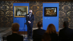 Wicepremier, minister kultury i dziedzictwa narodowego Piotr Gliński (góra) podczas uroczystości prezentacji nowych nabytków Zamku Królewskiego na Wawelu w Sali Senatorskiej Zamku. Fot. PAP/Ł. Gągulski