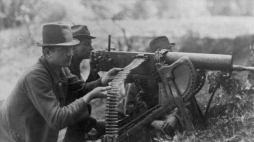 III Powstanie Śląskie: powstańczy ciężki karabin maszynowy Maxim wz. 1908 na podstawie saneczkowej w akcji nad Odrą. Fot. NAC
