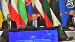Prezydent RP Andrzej Duda (C) podczas obrad Nadzwyczajnego Szczytu Dziewiątki Bukaresztańskiej NATO. Warszawa, 25.02.2022. Fot. PAP/A. Lange