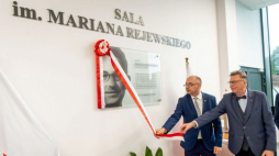 Zastępca prezesa Instytutu Pamięci Narodowej Mateusz Szpytma (L) i wicemarszałek woj. kujawsko-pomorskiego Zbigniew Ostrowski (P) podczas uroczystości odsłonięcia tablicy upamiętniającej Mariana Rejewskiego i nadania jego imienia sali konferencyjnej w siedzibie Delegatury IPN w Bydgoszczy. Fot. PAP/T. Żmijewski