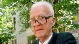 Stanisław Ryniak pokazuje rękę z wytatuowanym numerem obozowym. Fot. PAP/J. Bednarczyk