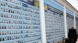 Kijów, Ukraina, 16.02.2022. Ściana Pamięci Bohaterów Wojny Rosyjsko-Ukraińskiej w Kijowie, pod którą 16 bm. złożyła kwiaty delegacja polskiego parlamentu. Fot. PAP/L. Szymański 