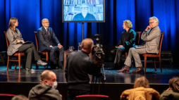 Lublin, 01.02.2022. Prezydent Lublina Krzysztof Żuk (2L), scenograf Justyna Łagowska (2P), aktor i reżyser Andrzej Seweryn (P) i dyrektor Teatru Starego Karolina Rozwód (L) podczas konferencji prasowej w sali widowiskowej Teatru Starego w Lublinie. Na konferencji przedstawiono program wydarzeń specjalnych związanych z obchodami 200-lecia istnienia Teatru Starego oraz 10-lecia działalności w nowej formule. Fot. PAP/W. Jargiło